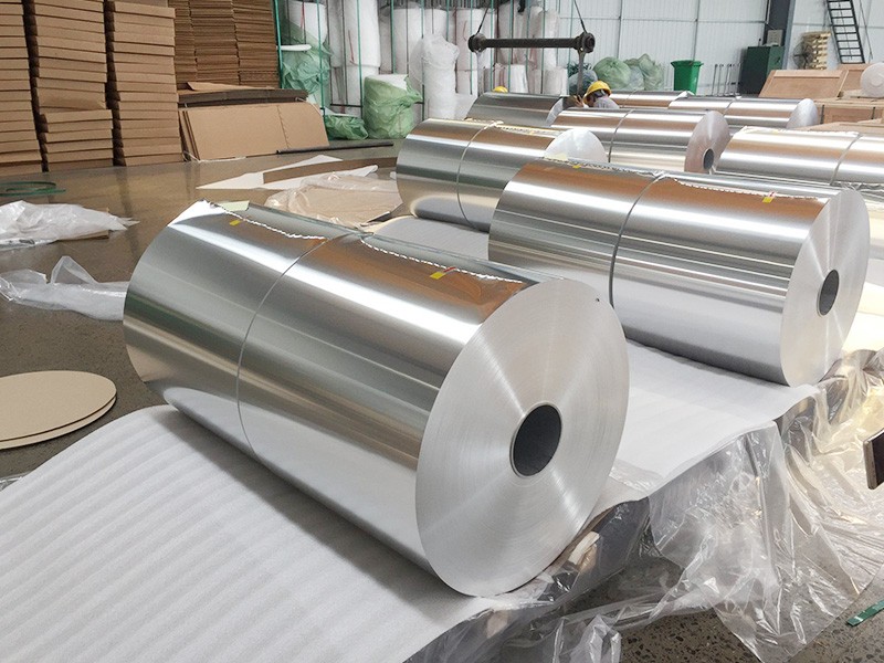 Por que a folha de alumínio altamente resistente à corrosão é usada como armadura de metal